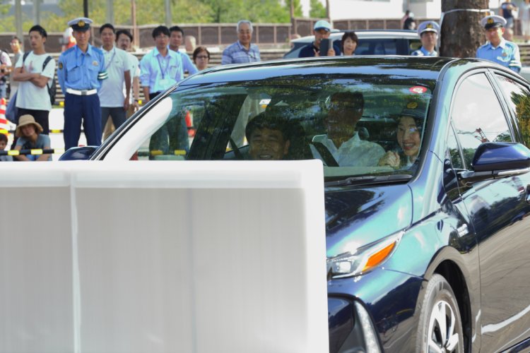 一日署長を務めながら体験試乗