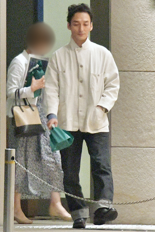 草なぎは事務所社長のAさん（右）と行動することが多い（写真は2019年6月）