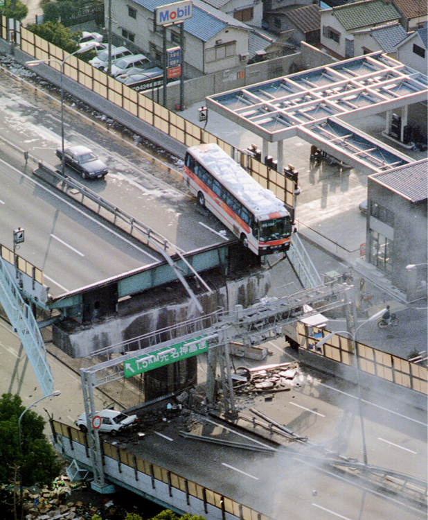 1995年1月17日、崩壊した阪神高速道路で落ちずに止まったバス（写真／共同通信社）