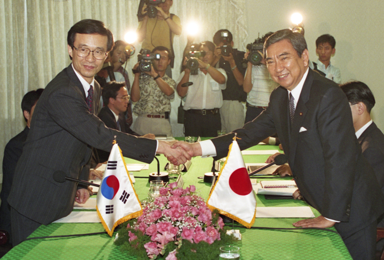 日韓外相会談の冒頭、握手を交わす韓昇洲韓国外相（左）と河野洋平外相（共同）
