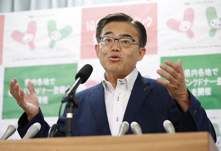 愛知県が設置した検証委の中間報告を受け、記者会見する大村秀章知事（共同通信社）