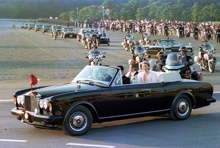 1990年の即位パレード（写真／共同通信社）