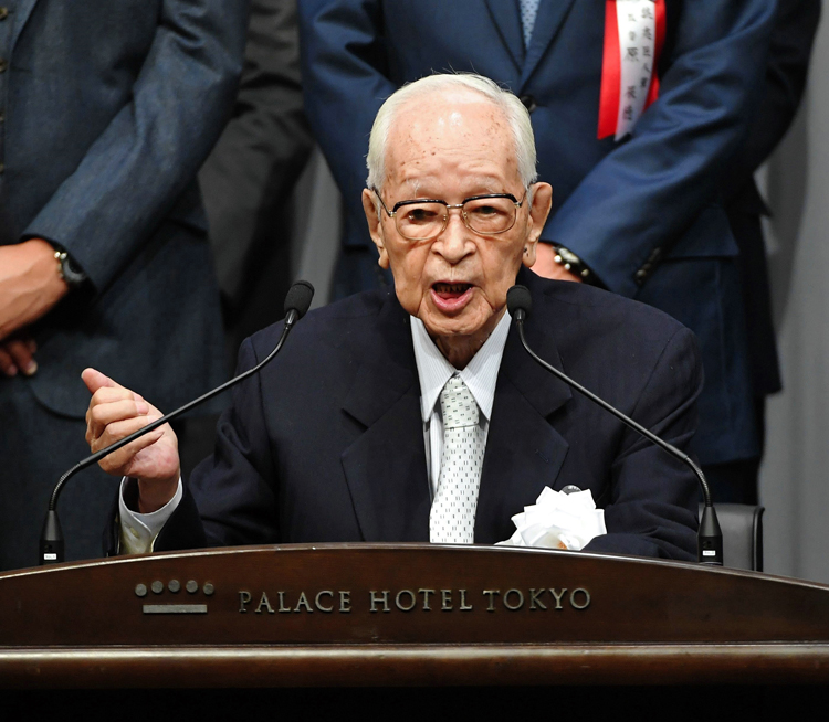 燦燦会（さんさんかい）総会で、あいさつする渡辺恒雄主筆（写真／共同通信社）