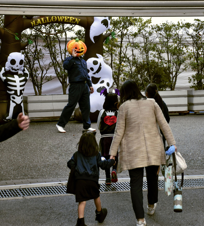 ハロウィンで子供たちを招き入れる山口組関係者