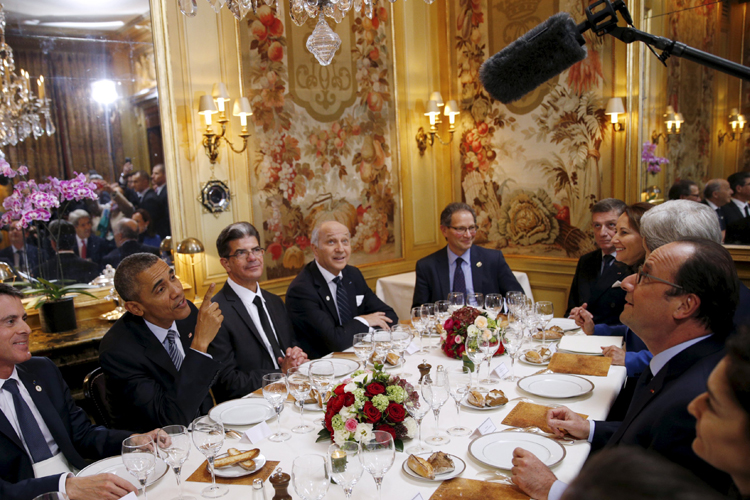 2015年の米仏首脳会談でオバマ大統領とオランド大統領が「ランブロワジー」で夕食（写真／ロイター／アフロ）