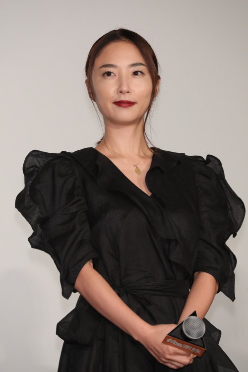 黒ワンピで舞台挨拶に現れたMEGUMI