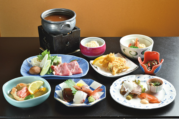 富山湾で獲れる白エビや新鮮な魚介、地元産食材を堪能できる夕食（コース一部）
