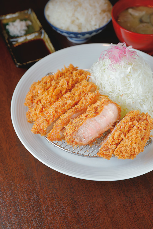 特ロースかつ定食（2000円）は甘味が特徴