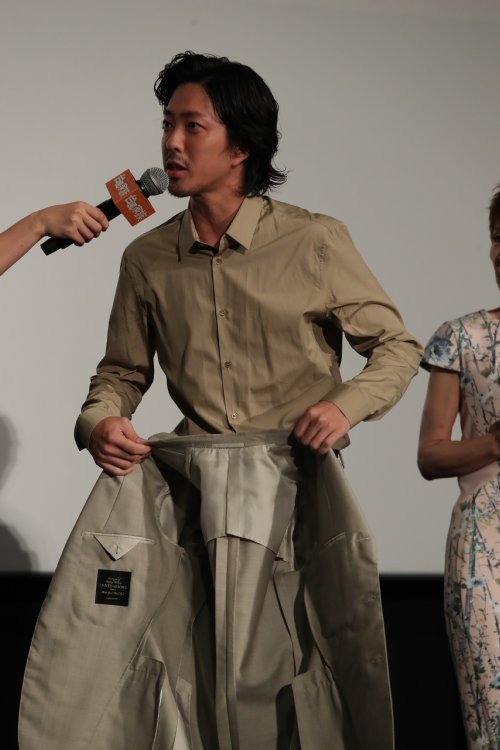 舞台挨拶で話す若葉竜也