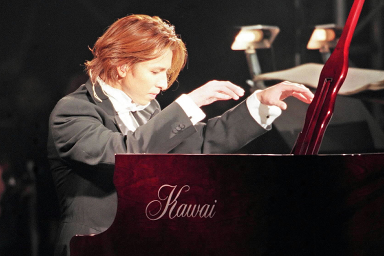 作曲するにあたって何度も母親に相談したというYOSHIKI（写真／時事通信フォト）