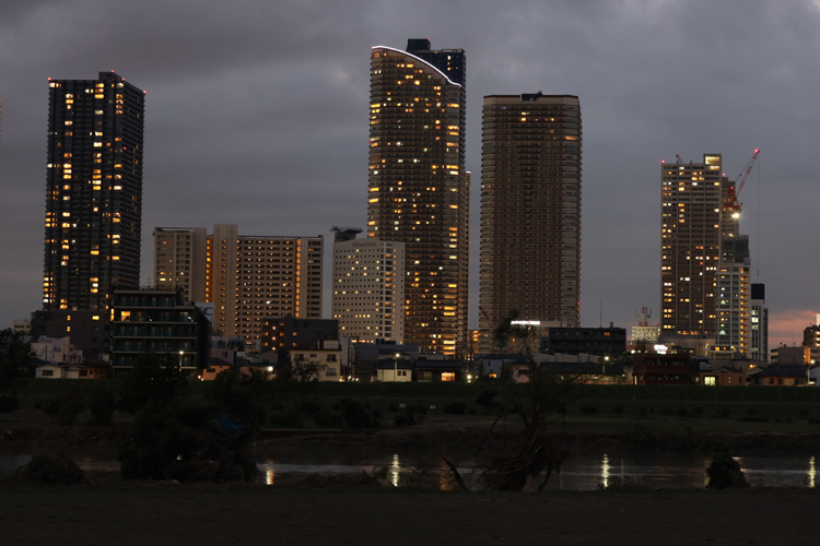 台風19号の影響で停電した武蔵小杉のマンション（時事通信フォト）