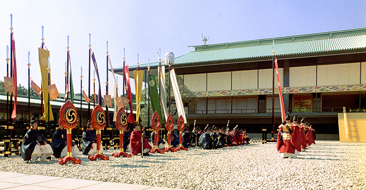 皇居・正殿前の中庭にはのぼり旗が林立するなか、古装束姿の宮内庁職員らが並び『即位礼正殿の儀』を待つ（共同通信社）
