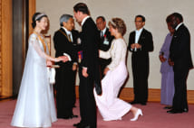 饗宴の儀で、チャールズ皇太子とダイアナ元妃の挨拶を受ける当時の両陛下（本誌撮影）
