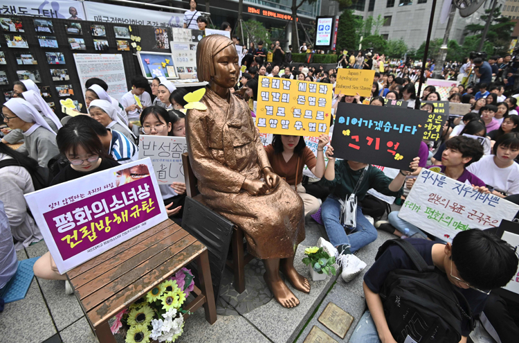 日本大使館前での慰安婦集会には学生の姿も（写真／AFP＝時事）