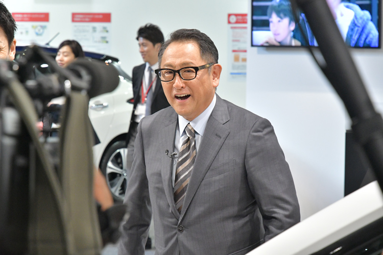 東京モーターショーの会場で取材を受ける豊田章男・日本自動車工業会会長（撮影／渡辺利博）