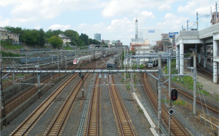 日暮里駅の陸橋から線路を望む（筆者撮影）