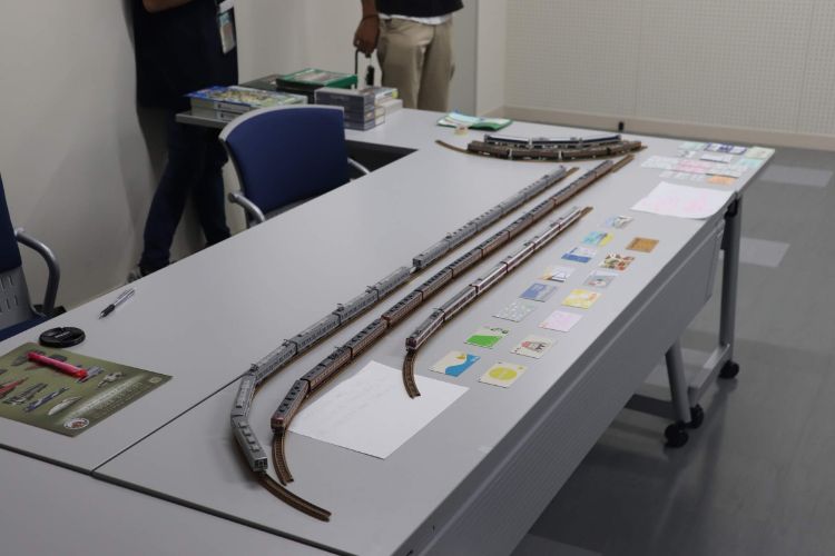 富山大学が展示した急行「ゆのくに」「立山」の編成を再現した模型