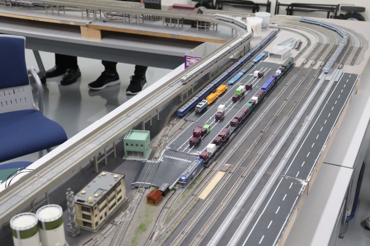 「てっけんサミット」で展示された立命館大学の鉄道模型ジオラマ。貨物駅を再現している（筆者撮影）
