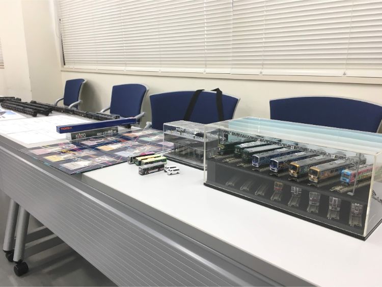 早稲田大学鉄道研究会の会員自作の模型展示（筆者撮影）