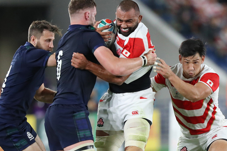 スコットランド戦で突進するリーチマイケルを支える中村（右端／時事通信フォト）