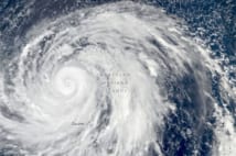 急速に発達しスーパー台風と化した台風19号(提供:NASA /The New York Times/Redux/アフロ)