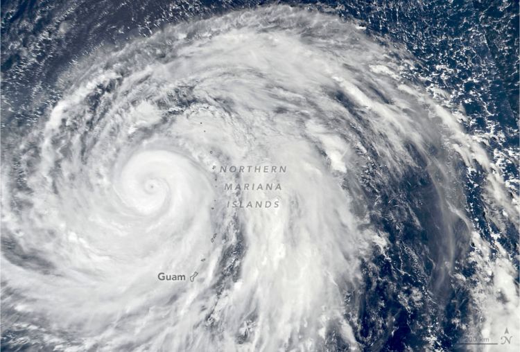 急激に拡大し日本列島に接近中の台風19号（提供：NASA /The New York Times/Redux/アフロ）