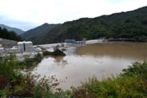 台風19号が去り、ほぼ満水状態となった八ッ場ダム(写真:Natsuki Sakai/アフロ)