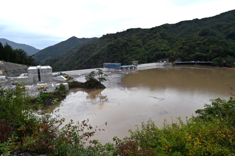 台風19号が去り、ほぼ満水状態となった八ッ場ダム（写真：Natsuki Sakai/アフロ）