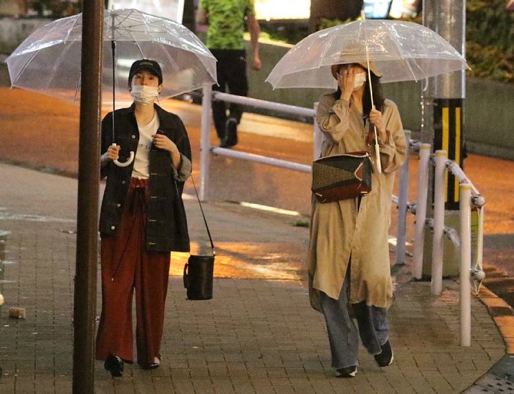 女優として人気が続く新垣(右。2019年)