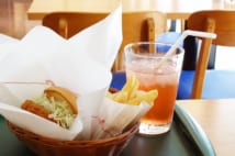 他人の視線が気になる? 一人で外食できない男性たちのメンタル