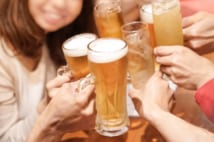 飲み会の支払い 男女で差をつけるのは当然か、古い慣習か