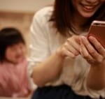 子どもが話しかけてもママはスマホに夢中。スマホネグレクトの危険