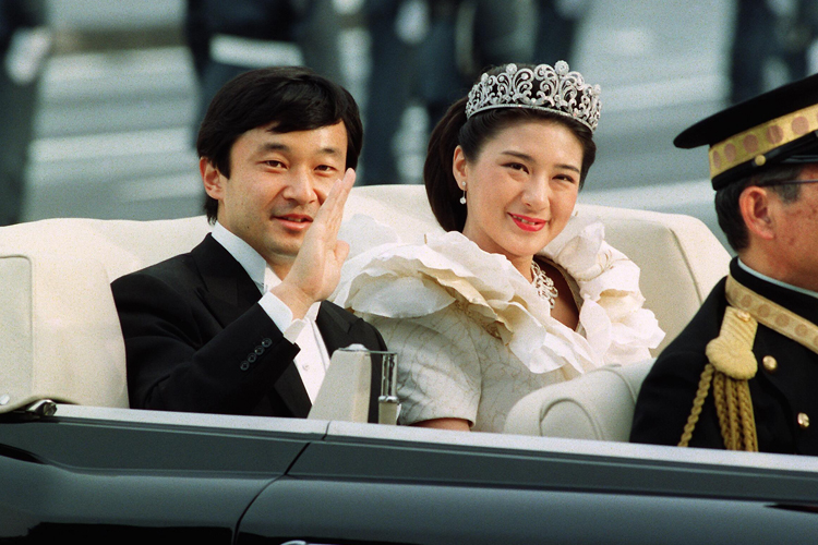 1993年、ご成婚パレードで笑顔を見せられる両陛下（写真／時事通信フォト）