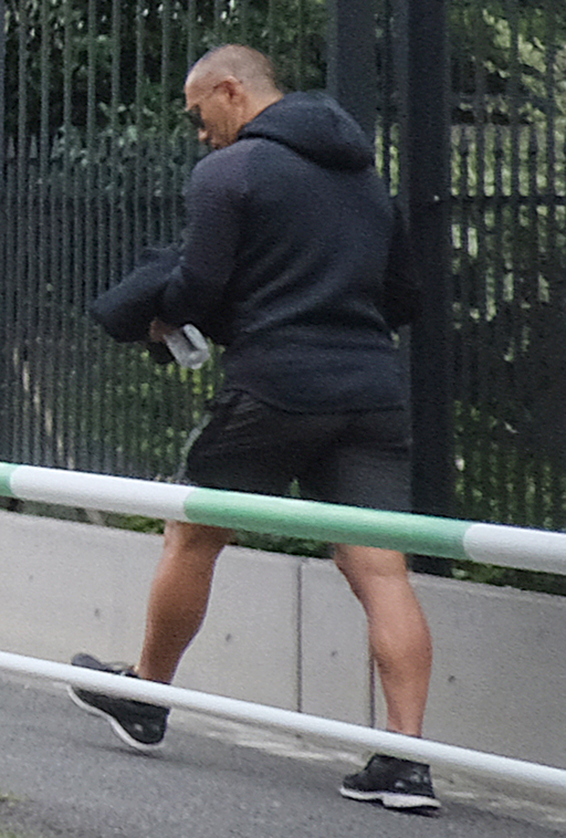 全身黒のファッションの海老蔵