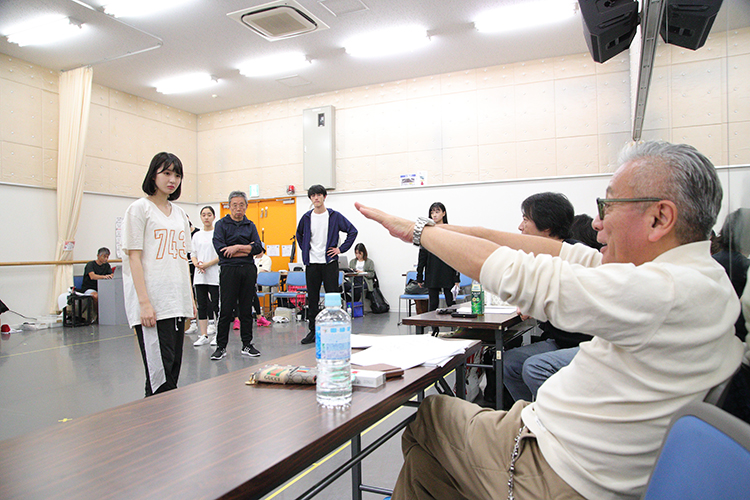 総合演出の河毛俊作氏の演技指導も（撮影／平野哲郎）
