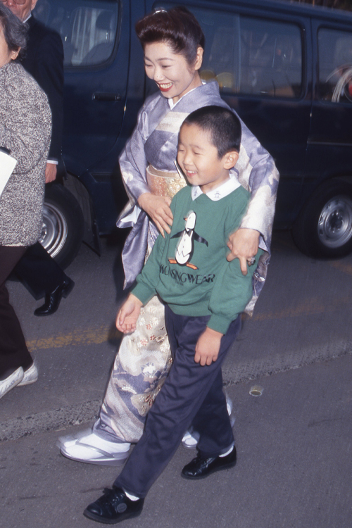 当時8才のえなりの肩を優しく抱くピン子（1993年）