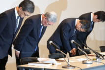 記者会見で頭を下げる関西電力の八木誠会長ら(時事通信フォト)