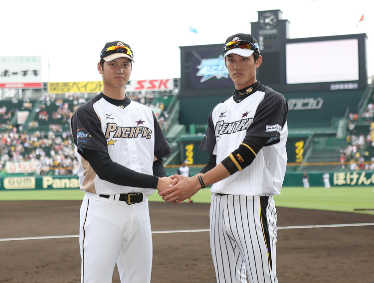 プロ野球オールスターゲーム第２戦を前に握手する全パ先発の日本ハム・大谷翔平（左）と全セ先発の阪神・藤浪晋太郎＝１９日、甲子園