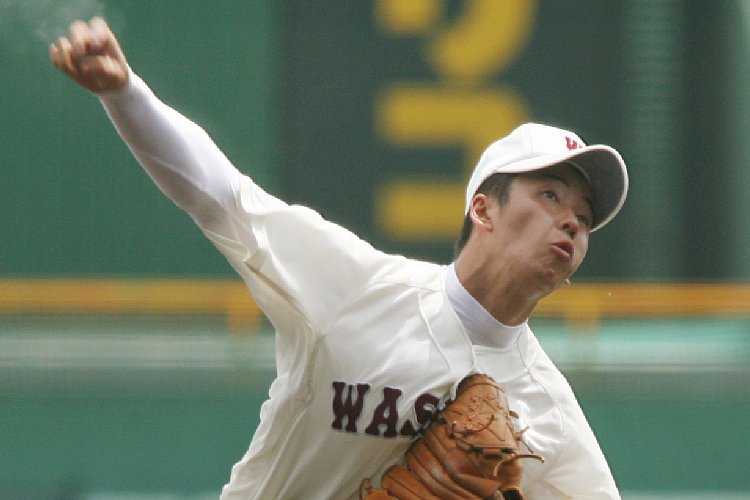 駒大苫小牧との決勝再試合で力投する早稲田実業の斎藤佑樹投手（2006年／時事通信フォト）