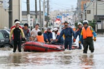 消防職員は水害に備える(写真は平成27年9月関東・東北豪雨の際。時事通信フォト)