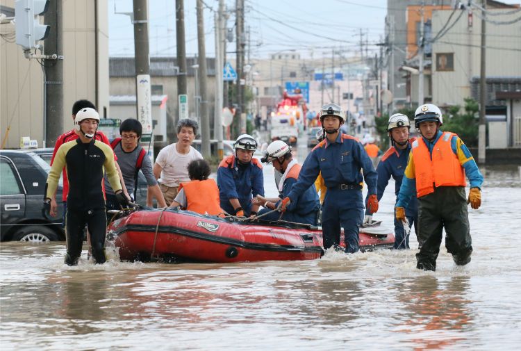 消防職員は水害に備える（写真は平成27年9月関東・東北豪雨の際。時事通信フォト）