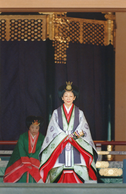 「即位礼正殿の儀」を終え、退出される美智子皇后（当時。写真／時事通信フォト）