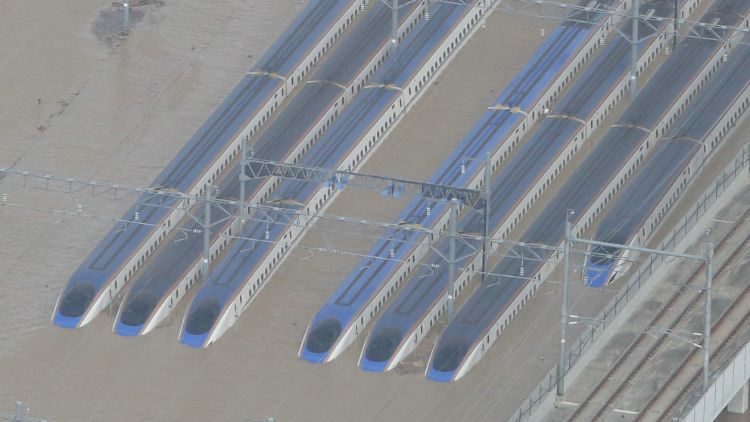 台風19号は東日本各地に甚大な被害をもたらした。写真は千曲川の氾濫により水没した北陸新幹線（時事通信フォト）