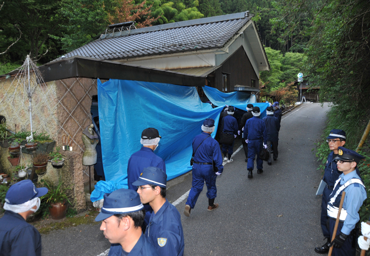 5人が犠牲になった殺人事件の犯人・保見死刑囚の過去の姿とは（写真は事件直後の保見死刑囚宅。時事通信フォト）