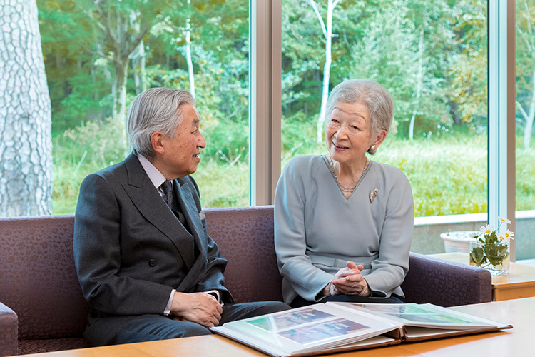 美智子さまのお誕生日には、天皇陛下の即位関連行事の写真をご覧になるお姿が公開された（写真／宮内庁提供）