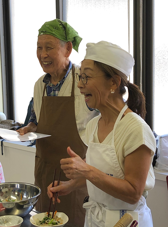調理指導の漆崎邦子さん（手前。崎は「立」の方）
