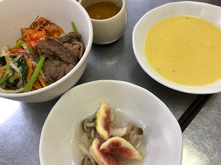 この日のメニューは韓国風焼肉とナムルのビビンパ、クリームコーンスープ、いちじくときのこの秋の酢の物