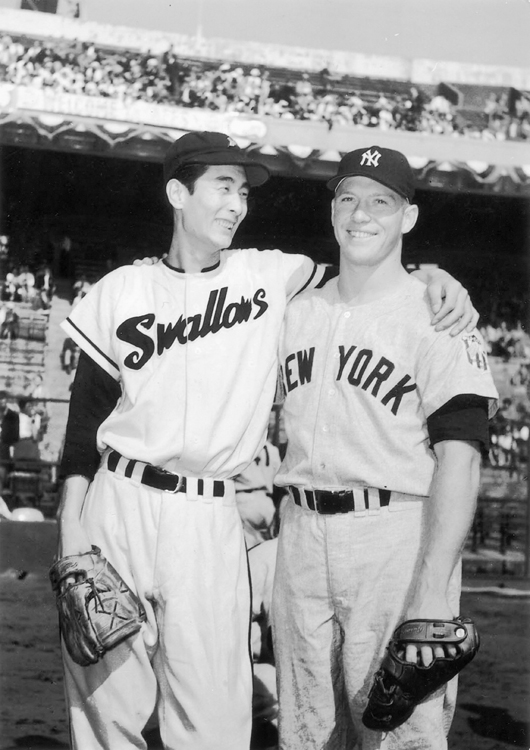 1953年、MLB選抜チームのメンバーとして日米野球で来日したミッキー・マントルと記念撮影。マントルは、1950年代から1960年代にかけてニューヨーク・ヤンキース の主砲として活躍した。