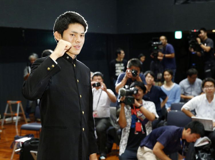 プロ野球志望表明の記者会見でポーズをとる大船渡高の佐々木朗希投手（写真／共同通信社）