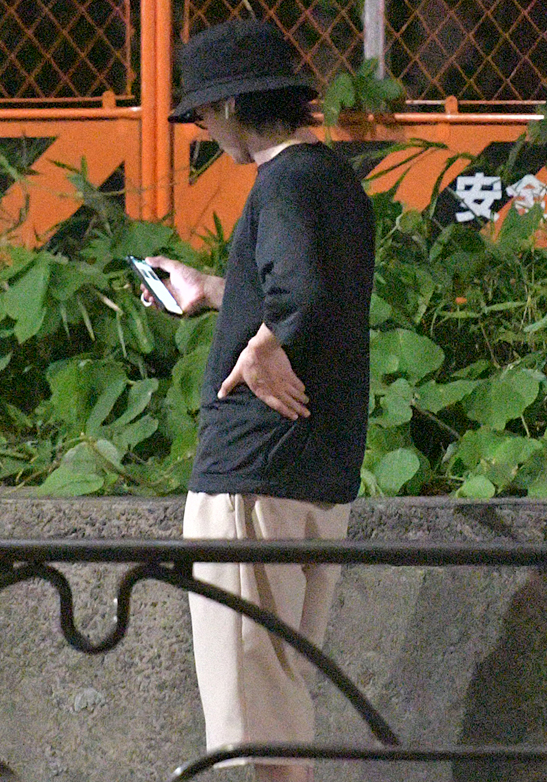 立ち止まってスマホを凝視する場面も